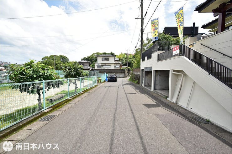 【前面道路】東向きの前面道路です!団地内の道路で交通量の少ない静かな住環境です♪