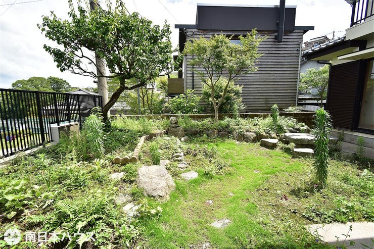 【庭】開けた庭スペースです!植栽や家庭菜園を楽しめる十分なスペースがあります♪
