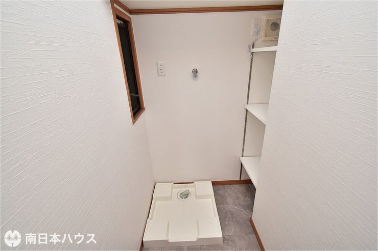 【洗濯機置き場】洗濯パン付きです!横には収納棚もあります♪