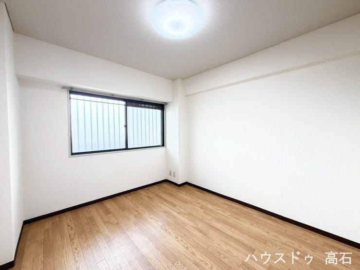6畳洋室
大きな窓から明るい光が差し込む洋室。主寝室として快適にお使いいただけます。