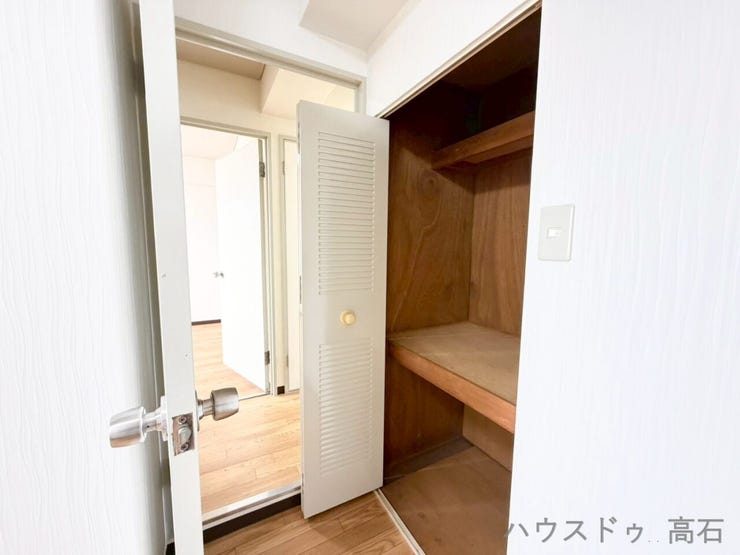 収納を備え、すっきりとした空間を保てます。