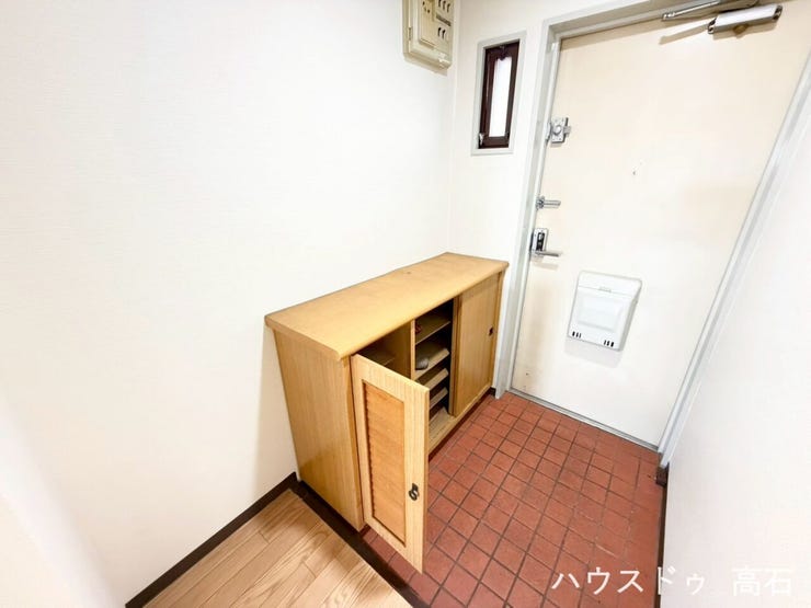 シンプルで使いやすい靴収納スペースを備え、玄関をすっきりと保てる便利な仕様です。