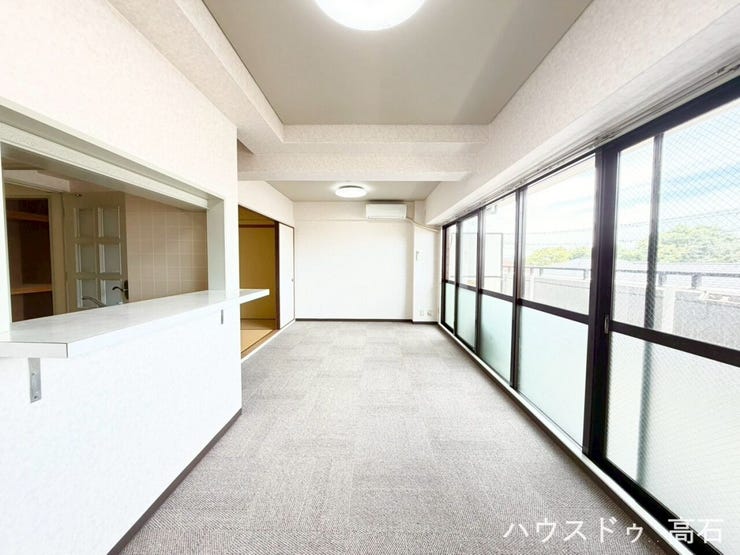 壁一面の大きな窓から自然光が降り注ぐ、超開放的LDK!