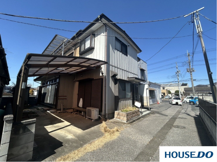 【外観】
建物面積約21坪のコンパクトサイズの6DK+S♪5~7人の大家族やシェアハウスにおすすめです♪屋根付きのカーポート完備でバルコニーのテラス屋根や角地の明るさなど、生活利便性の高さが魅力です