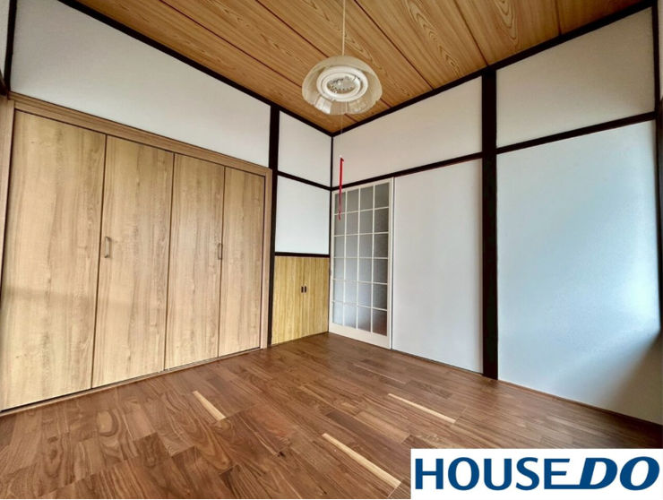 和の趣ある天井はそのままに、壁紙やフローリングを新調した美しい仕上がり。大容量のクローゼットも完備し、収納力も◎。明るく清潔感のある空間で、寝室や書斎にも最適な一室です。