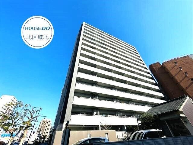 【外観】
15階建てのマンションです。
名鉄瀬戸線/森下駅より徒歩3分、JR中央本線/大曽根駅より徒歩11分、名古屋市営バス「西大曽根」停まで徒歩4分の立地です。