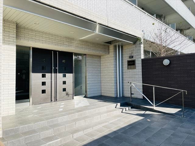 スロープ付きの広々としたエントランスです。