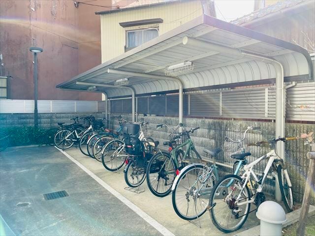 駐輪場です。屋根が付いていますので、自転車が雨で濡れることなく保管することができます。