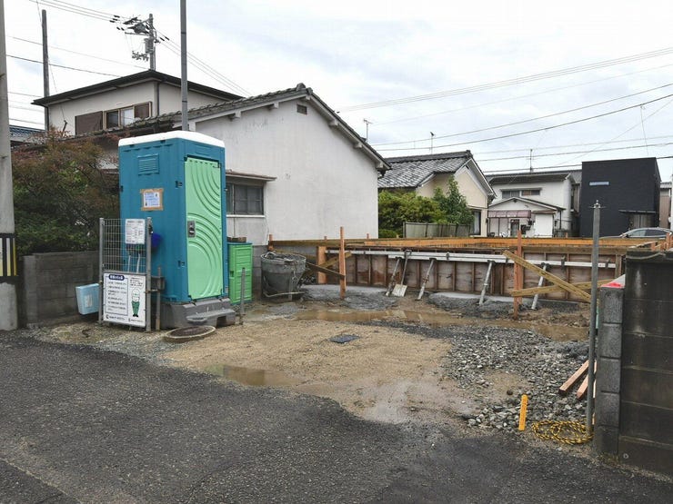 【外観写真】
建設地を北西側より撮影 2026.06.25 雨天時
