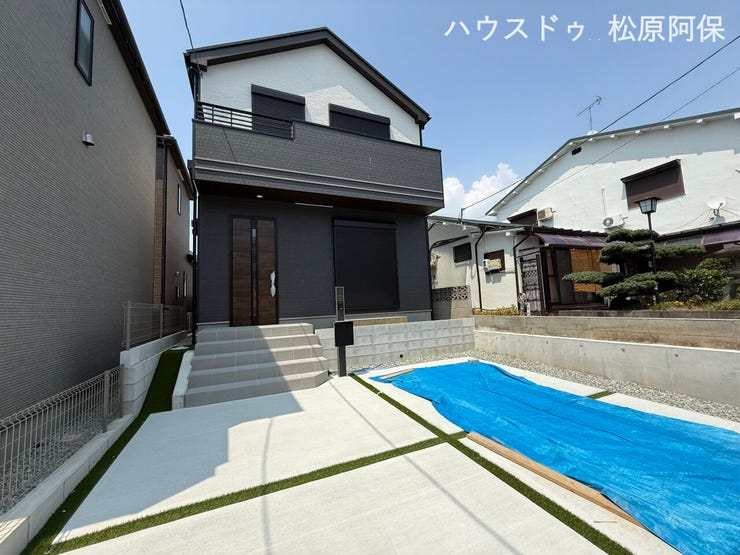 並列駐車も可能なゆとりあるカースペースを備えた、開放感溢れる住まいです。