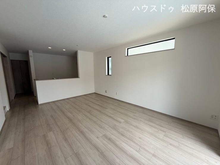木目調のフロアと白壁が美しい、広々としたLDK。対面式キッチンで家族との会話も弾みます。小窓が多く採光もバッチリ。日当たりが良く、