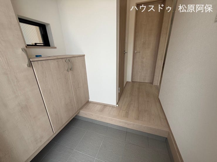 白と木目調で統一された、清潔感あふれるモダンな玄関です。毎日の出入りを気持ちよくスムーズにサポートする設計です。