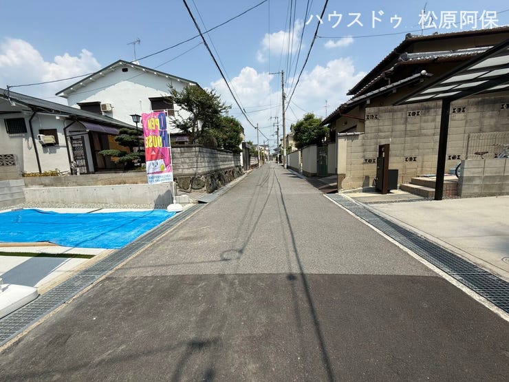 物件の前面道路は幅員が広く、車の出し入れもスムーズ。閑静な住宅街で、日当たりも良く快適な住環境です。周辺は静かで落ち着いた雰囲気。新生活を始めるのにぴったりな場所です。