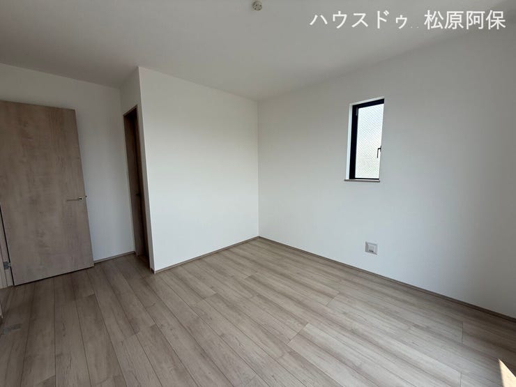 大きな窓から心地よい自然光が差し込む明るい洋室です。クローゼットが完備されており、衣類やすっきり収納可能。ナチュラルな木目調のフロアが、心地よいプライベート空間を演出します。