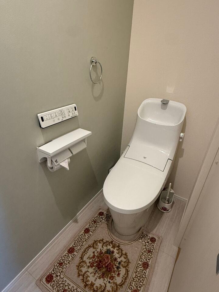 1・2階にトイレがございます♪朝の忙しい時間帯も待たずにすみそうですね♪