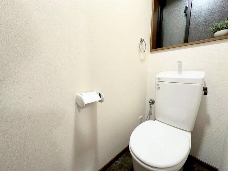 手洗い付きタンクを採用したコンパクトなトイレ空間。上部には自然光を取り込める小窓があり、日中の明るさを確保するとともに、サッと開けて効率よく換気が行えるため、いつでも清潔な状態を維持できます。