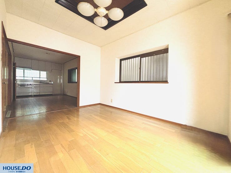 隣接するダイニングキッチンとのつながりが感じられる、開放的な居室です。引き戸で隣の空間とつながっており、広い空間としても独立した居室としても、用途に合わせて柔軟に使える効率的なレイアウトです♪
