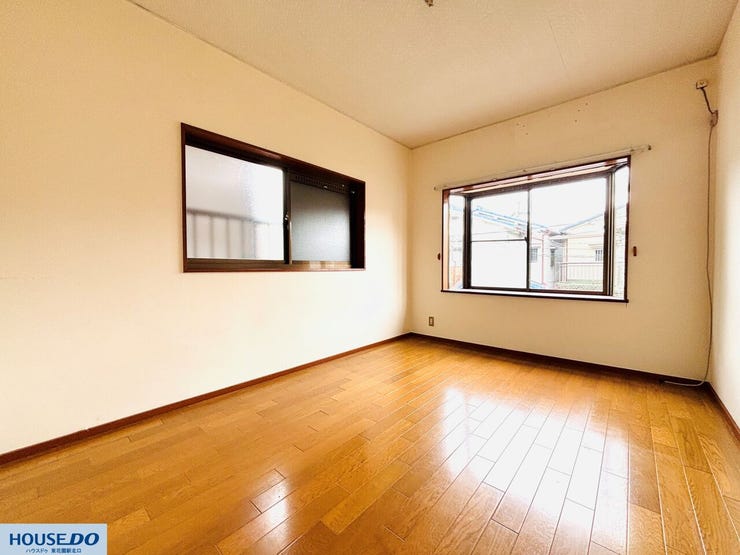 二面に窓が設けられており、明るい自然光が部屋全体に広がる開放感のある居室です。木の風合いを感じるフローリングとシンプルな内装で、好みの家具を配置して落ち着いた空間をつくることができます♪