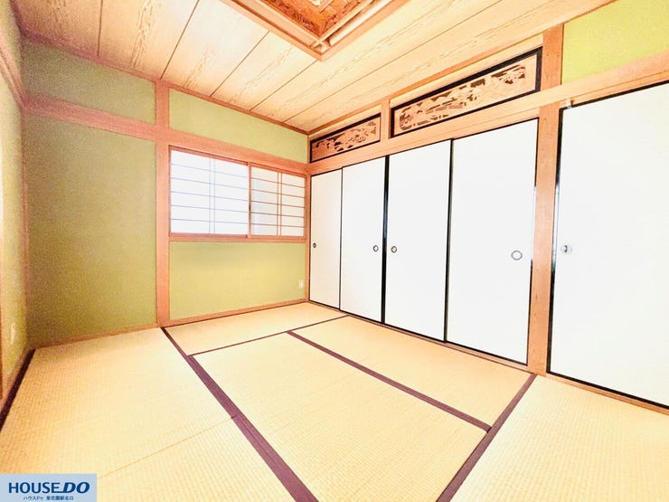 職人の手仕事を感じる欄間が施された、風情ある和室です。伝統的な日本建築の趣があり、畳、障子、木の質感が調和した、落ち着きのある空間づくりが魅力です♪