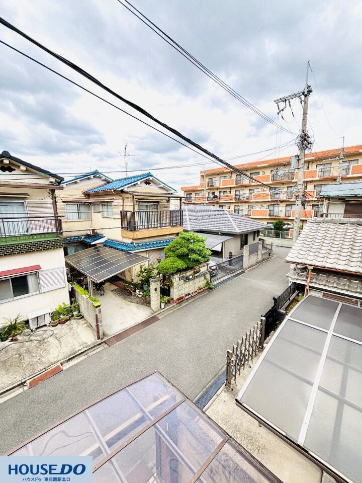 近隣の家々と調和した、地域に馴染む穏やかな佇まいが特徴です。建物同士の距離感に適度なゆとりがあり、プライバシーに配慮しつつも、開放感を感じられる住環境です!