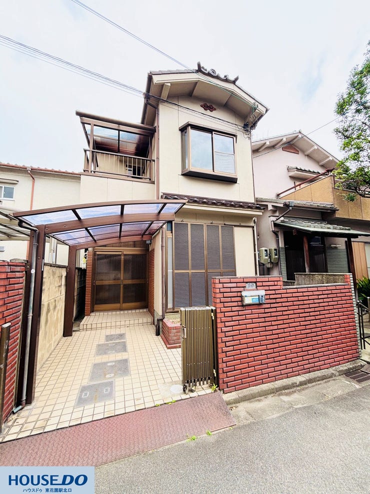 落ち着いた色合いの外観と、和の趣を感じさせる屋根の形状が調和した住まいです。屋根付きの駐車スペースを完備しており、天候を気にせずスムーズに出入りが可能です♪