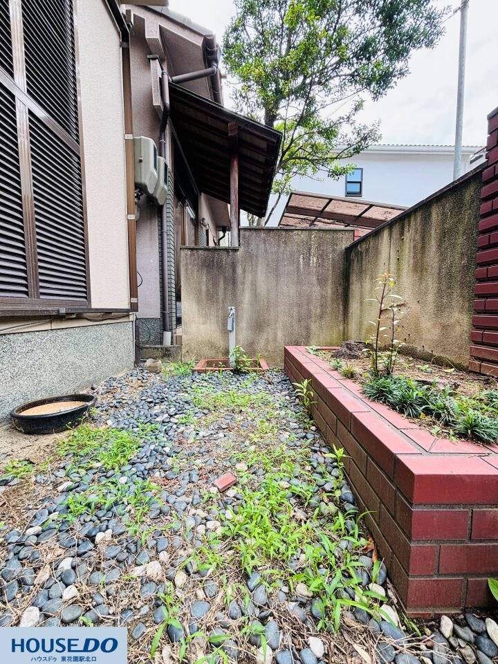 屋外には水栓が設置されており、植栽への水やりや屋外の掃除などに便利です。住まいのお手入れがしやすく、日常的に庭周りを清潔に保てる実用的な設備が整っています♪