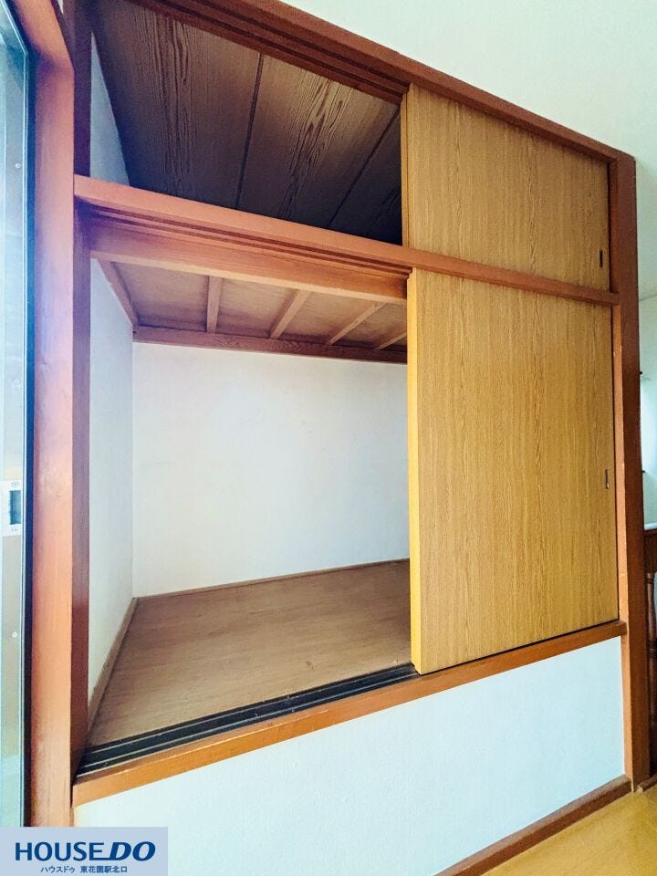 廊下に備えられた収納です。空間を無駄なく活用できる造りとなっており、伝統的な和の機能をしっかりと維持しています。使いやすさと住まいの調和を考えた実用性の高い収納スペースです!