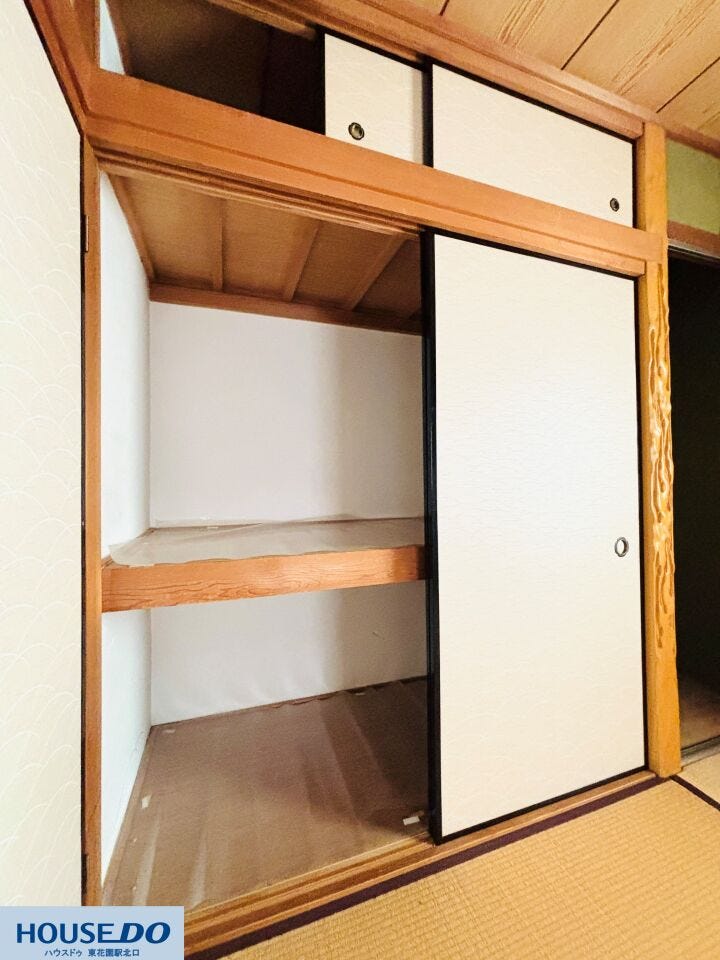 大容量の押入れを備えており、布団や季節ごとの家電、かさばる荷物をまとめて収納可能です。開口部が広く出し入れがスムーズなため、室内をすっきりと保ちやすく、整理整頓がはかどる機能的な設計です!