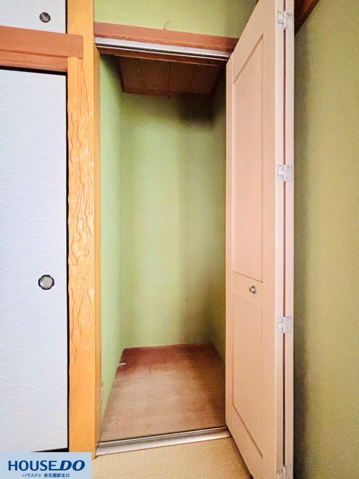 和室の落ち着いた雰囲気に馴染むデザインの収納です。しっかりと荷物を収納できるため、お部屋を広々と活用することができ、日々の暮らしを穏やかに整えることができる心地よい空間です!