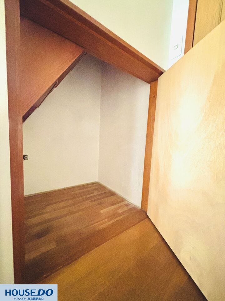 階段下の形状に合わせて造作された、無駄のない機能的な空間です。限られた面積でも収納力を確保したいという住まいの設計上の配慮が感じられ、住む人の暮らしやすさをサポートする頼もしい設備となっています!