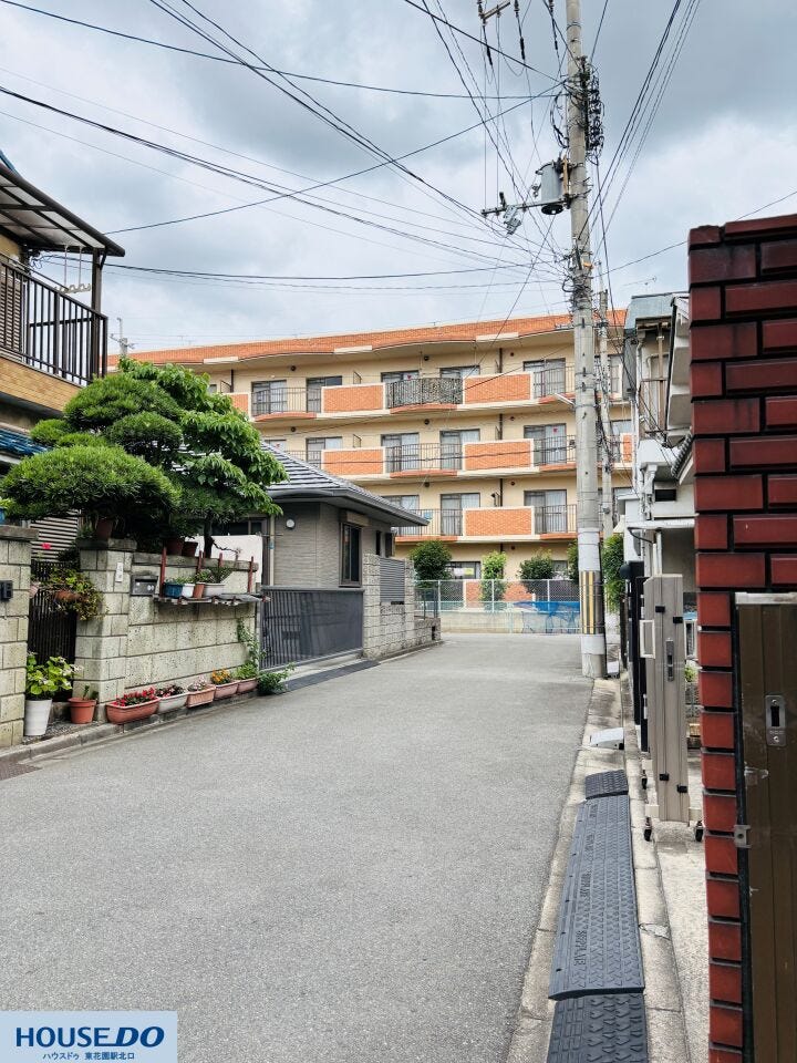 落ち着いた住宅街の雰囲気が感じられる場所です。周辺には集合住宅もあり、近隣に建物が並び、地域の中で日々の生活を穏やかに過ごせる環境です♪