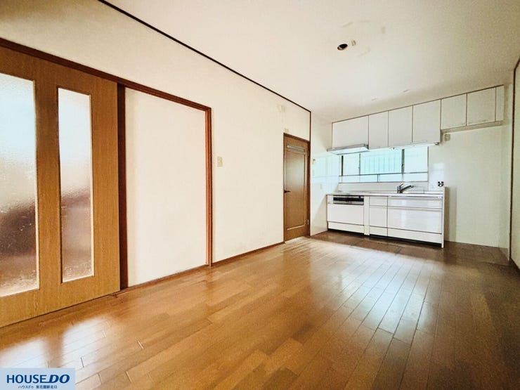 木目の床が温かみを感じさせる、広々としたダイニングです。シンプルで飽きのこない内装のため、お好みのテーブルや家具を配置して、食事の時間を穏やかに過ごせる空間です!