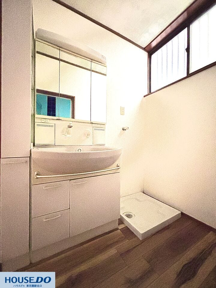 三面鏡を採用した洗面化粧台は、鏡の裏側に収納を備えており、洗面用具などを整理してすっきりと保つことができます。横には洗濯機置き場が確保されており、家事動線に優れた効率的な設計です♪