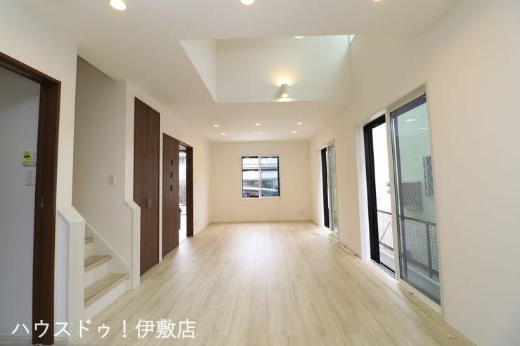 明和２丁目 新築戸建 【リビング】
キッチンからリビングまで見渡せ、家族とのつながりを感じられます