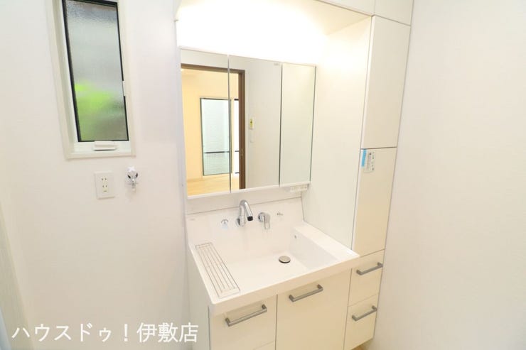 明和２丁目 新築戸建 【洗面台】
便利な収納付きの洗面台。タオルや洗剤など楽々収納できます
