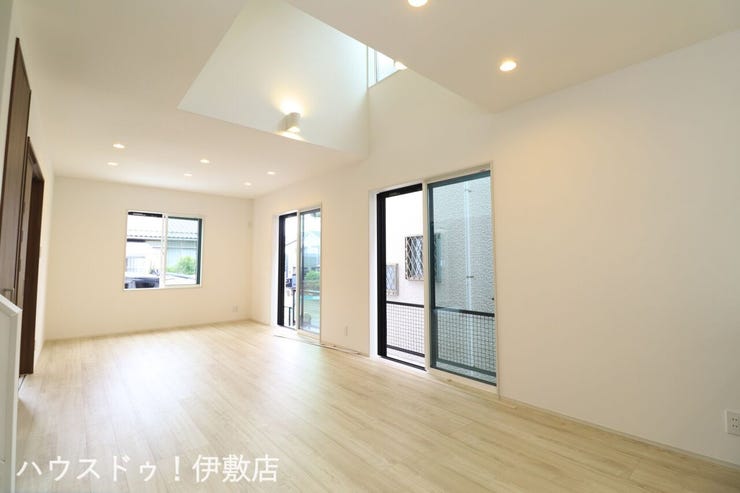 明和２丁目 新築戸建 【リビング】
白いクロスを採用しており、清潔感と開放感のある空間