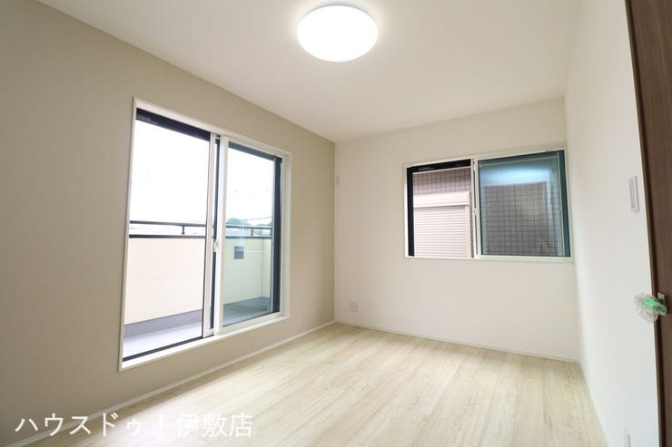 明和２丁目 新築戸建 【2F洋室】
掃き出し窓付きの洋室で、部屋の奥まで光が入りやすい洋室