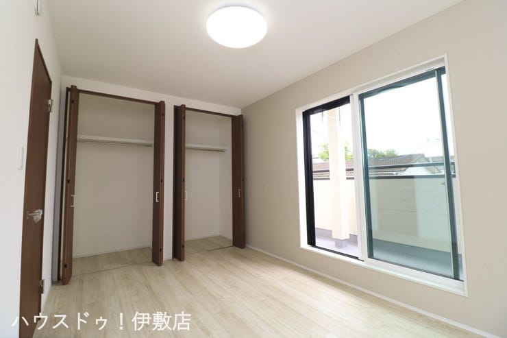 明和２丁目 新築戸建 【2F洋室】
クローゼット2ヶ所付。ハンガーパイプ付でかける収納が可能です