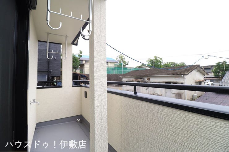 明和２丁目 新築戸建 【バルコニー】
物干し金具や水栓付の使い勝手の良いバルコニー