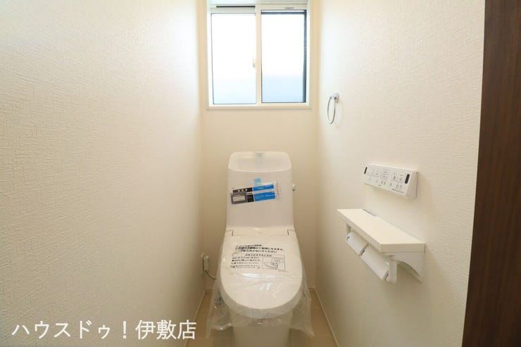 明和２丁目 新築戸建 【2Fトイレ】
2カ所に省エネ仕様のトイレ！2階から階段を降りなくてもいいので、お部屋からの移動が短縮できます。