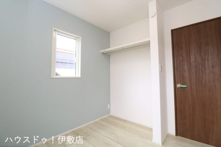 明和２丁目 新築戸建 【2F洋室】
ハンガーパイプ付でかける収納が可能です