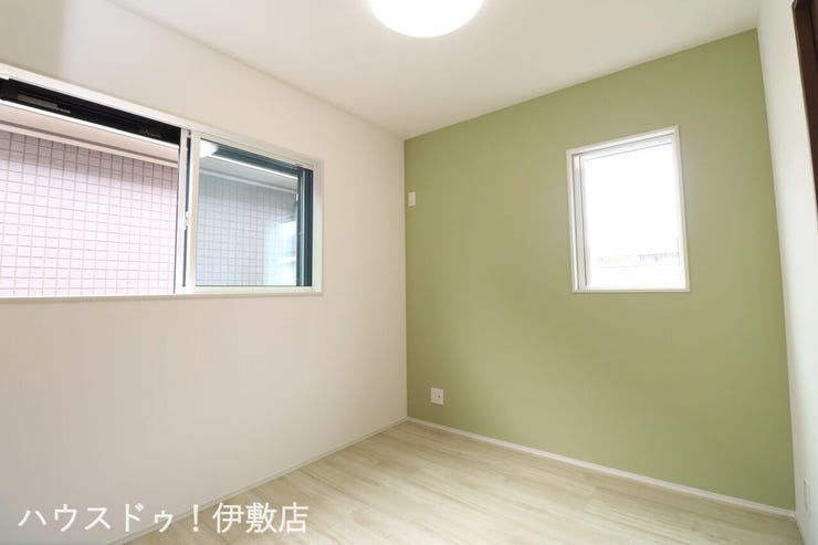明和２丁目 新築戸建 【2F洋室】
二面に窓があるため一日中安定した明るさが保てます。腰高窓なので家具の配置もしやすく模様替えも楽しめそうです。