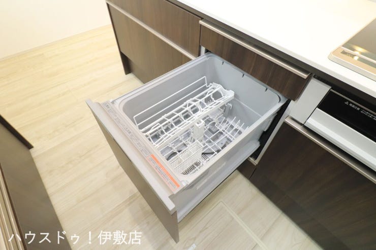 明和２丁目 新築戸建 【食器洗浄乾燥機】
キッチンには人気の食洗機を搭載！
日々の家事の手間を低減してくれます。