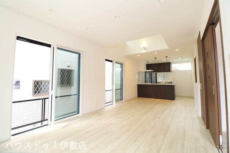 明和２丁目 新築戸建 【リビング】
吹き抜けがもたらす開放感。家族みんなが自然と集まる、陽光あふれるリビング