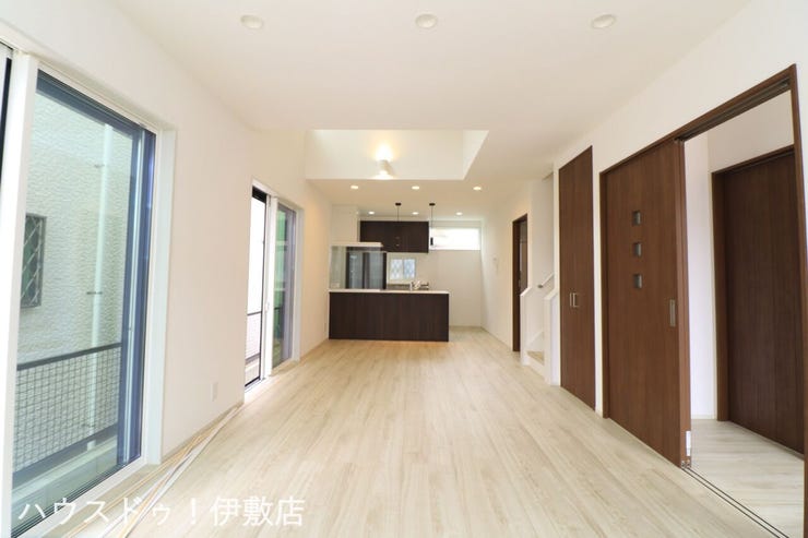 明和２丁目 新築戸建 【リビング】
光と風が通り抜ける、吹き抜けリビング。最新のキッチンで、毎日の料理が楽しくなる理想の住まい。