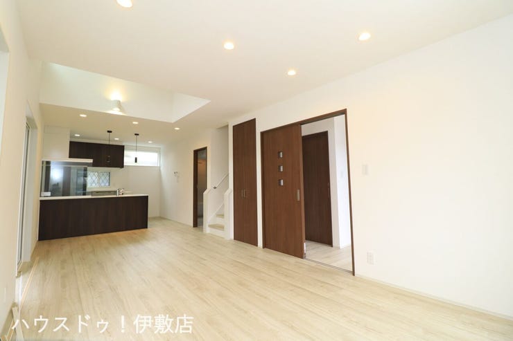 明和２丁目 新築戸建 【リビング】
3方向に窓があり、風通しの良い室内。