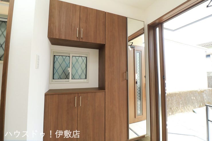 明和２丁目 新築戸建 【玄関】
玄関には高さのあるシューズボックス付。鏡付きで家を出る前に全身をチェックできます