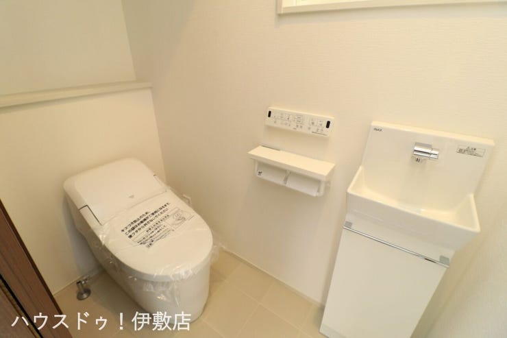 明和２丁目 新築戸建 【1Fトイレ】
タンクレストイレでお掃除もラクラク♪洗面と一緒になっておりますので広く使用出来ますのでゆっくり過ごせそうですね♪