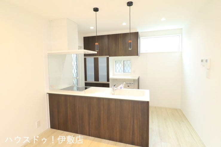 明和２丁目 新築戸建 【キッチン】
2灯のペンダントライトが手元を優しく照らす、カフェのようなお洒落なキッチンスペース