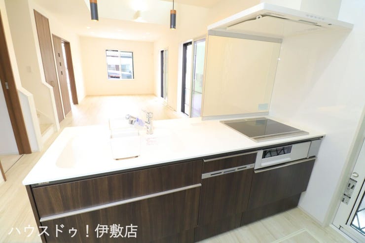明和２丁目 新築戸建 【キッチン】
カウンターキッチンで家族の笑顔を見ながら調理できます